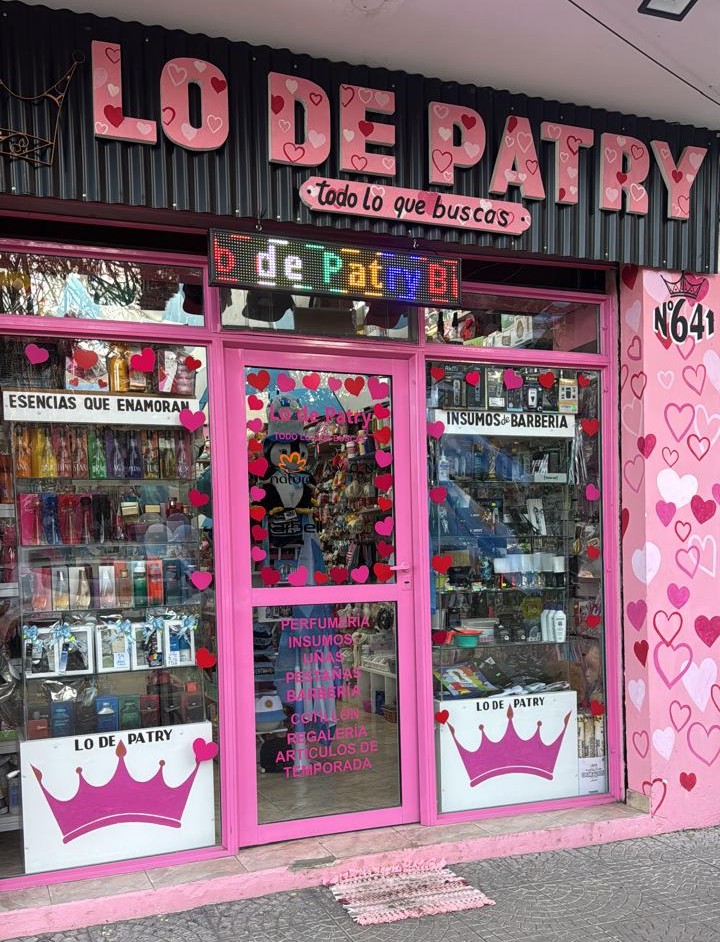 Fachada rosa con corazones pintados de Tienda Lo de Patry